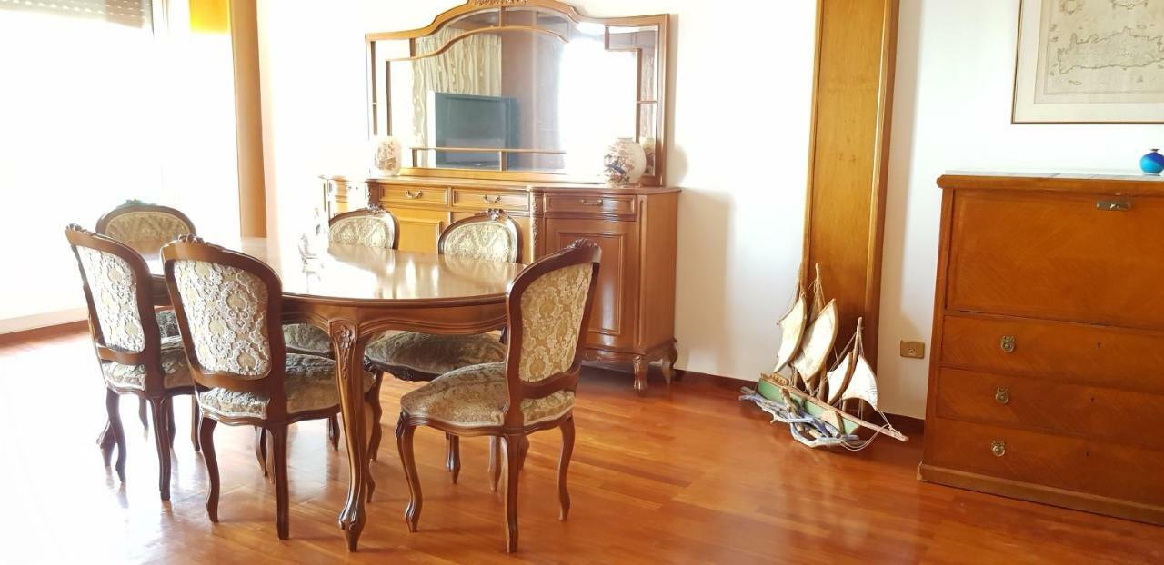 Perfect Beachfront Apartment Athens Ngoại thất bức ảnh